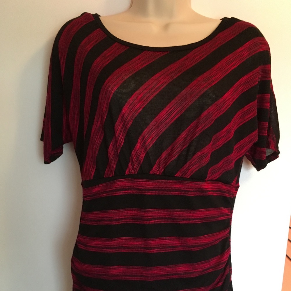 Black/Red Magenta scoop neck shirt